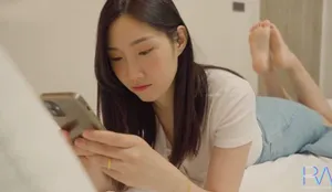 Xinh đẹp nhưng vẫn bị ông chồng lén lút, bà xã buồn tình cho anh giao hàng xxx luôn